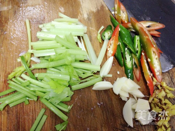 芹菜炒牛肉的做法
