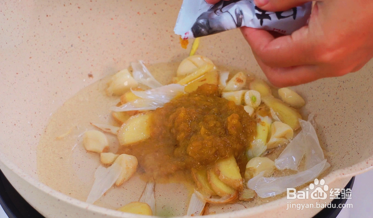 酸菜牛鲈鱼火锅的做法