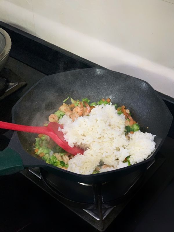 西兰花虾仁炒饭