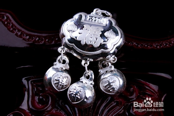 宝宝快满月了送什么礼物比较吉祥？