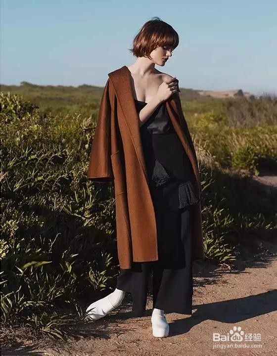 今年火热的焦糖色大衣该如何穿搭？