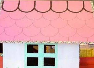 用颜料涂上自己喜欢的颜色,在屋顶画出瓦片的样式,手工纸房子就酌好