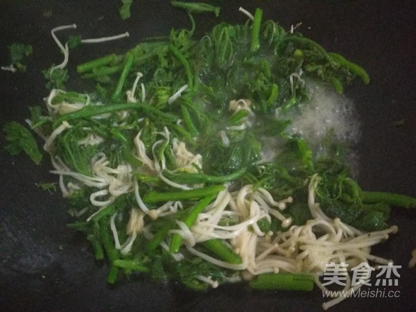 金针菇炒南瓜蔓