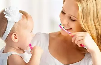 <b>如何帮宝宝正确刷牙（宝宝刷牙正确方法指导）</b>