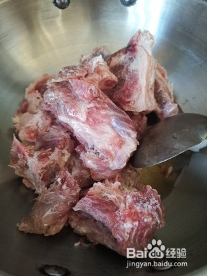 如何做内蒙古特色菜猪骨头烩酸菜？