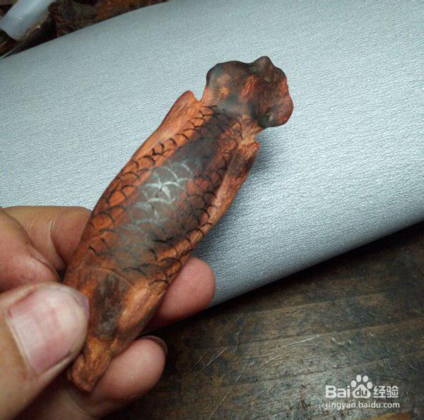 雕刻金龙鱼的木雕手工教程