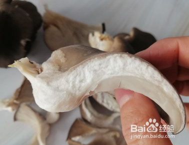 蘑菇藕片炒鸡蛋的做法