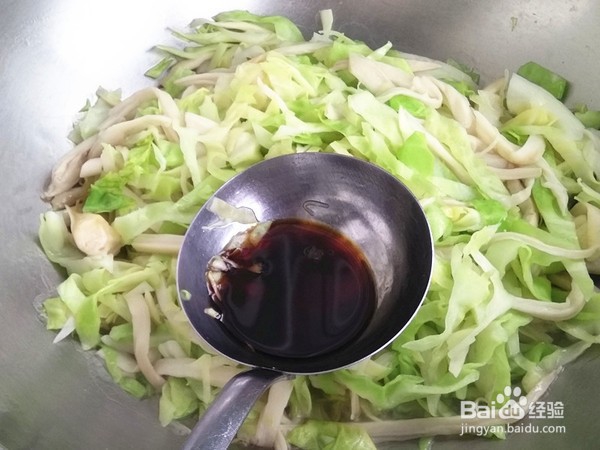 圆白菜炒杏鲍菇的做法