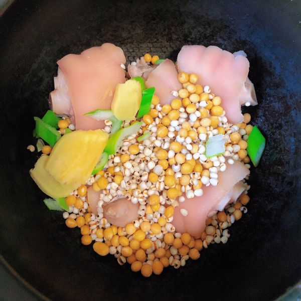 黄豆薏米猪蹄汤