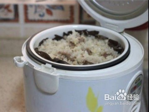 电饭锅菜谱之荷叶糯米蒸排骨做法