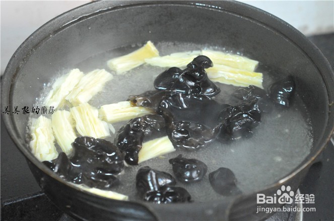 如何制作木耳烩腐竹