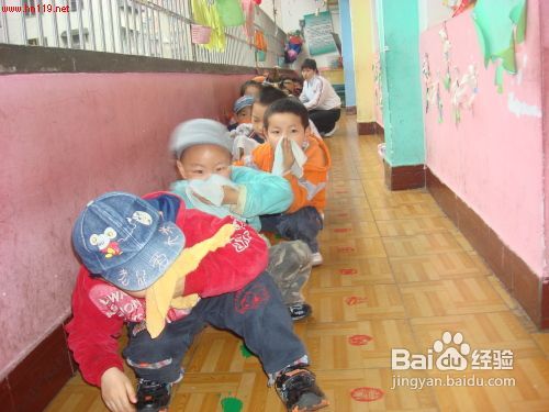 孩子遇到火灾怎样躲避和报警