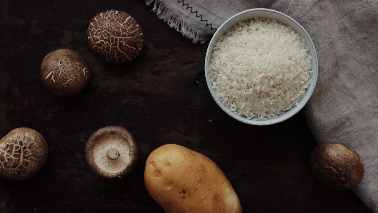 香菇土豆油饭的做法，妈妈们学会了吗？