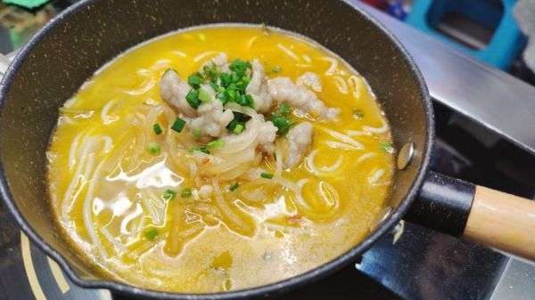 酸辣金汤滑肉米线