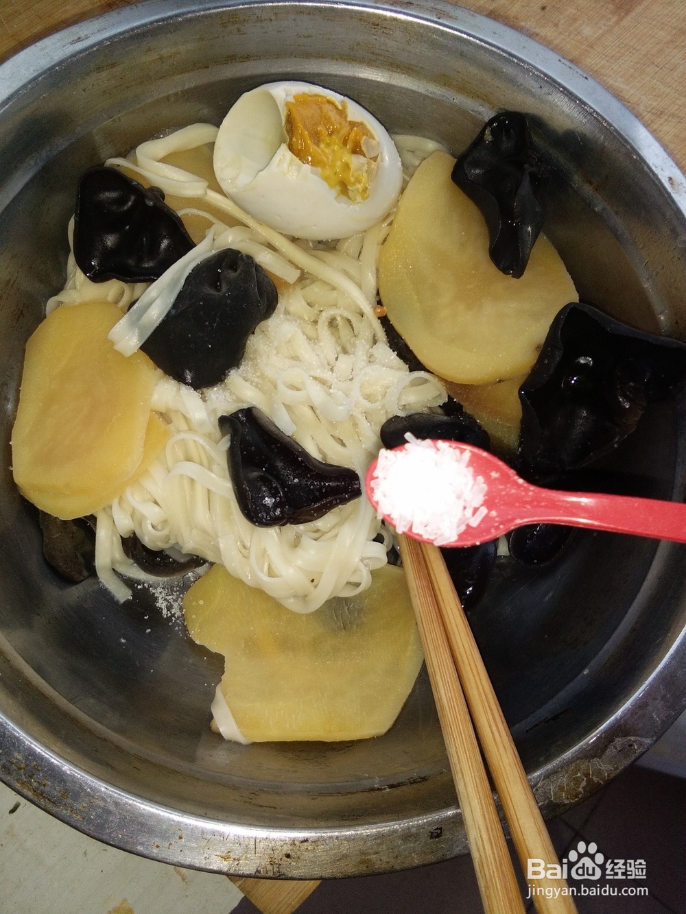 烤鸭蛋稀豆粉拌面