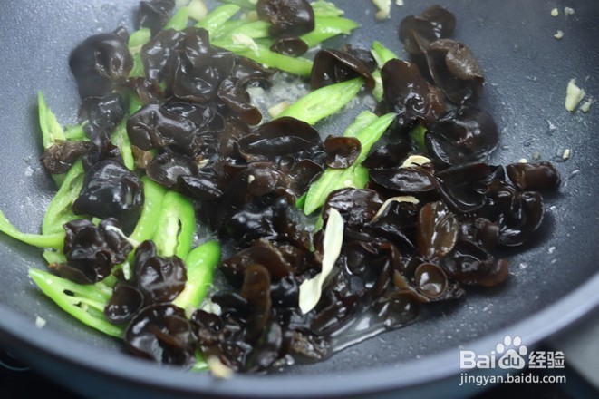 木耳炒腐竹的做法
