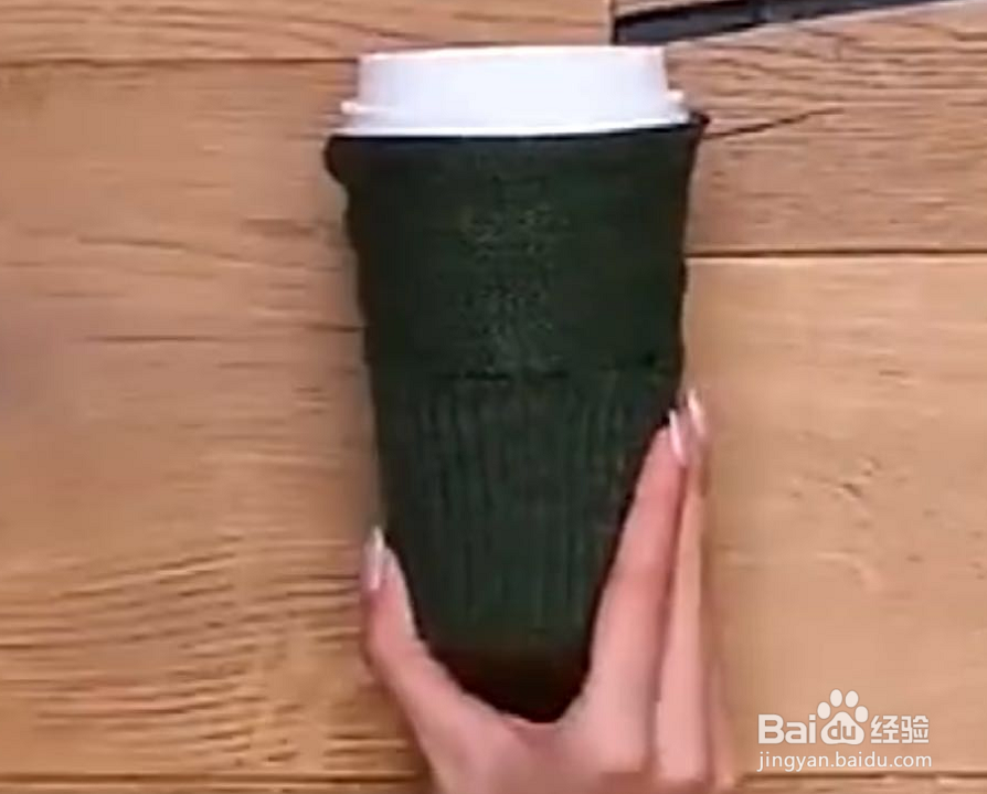 生活小窍门:旧毛衣做水杯套