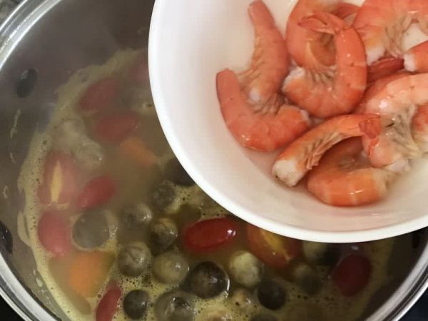 蔬菜咖喱鲜虾汤