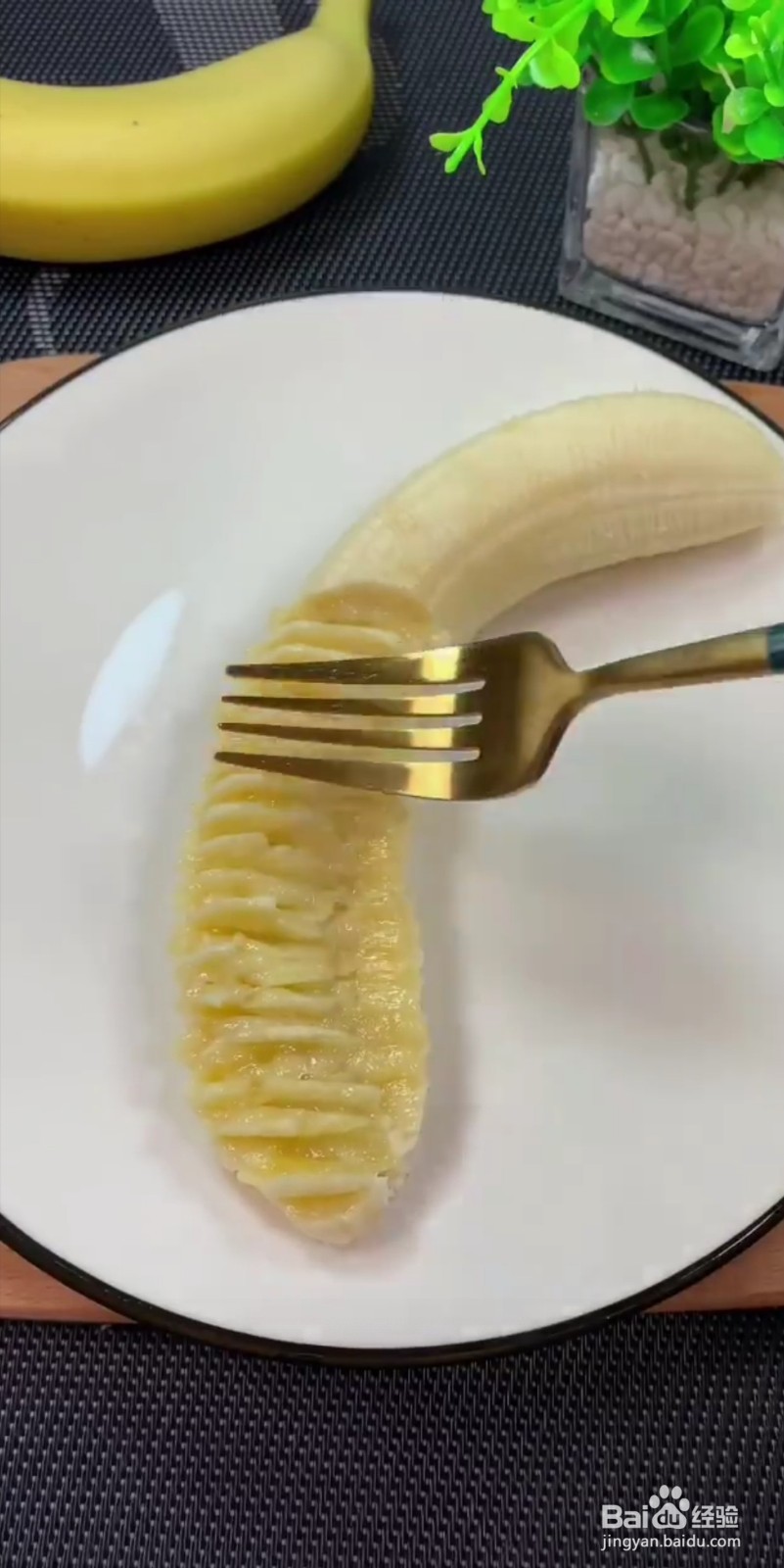 怎么制作美味可口的油炸香蕉酥。