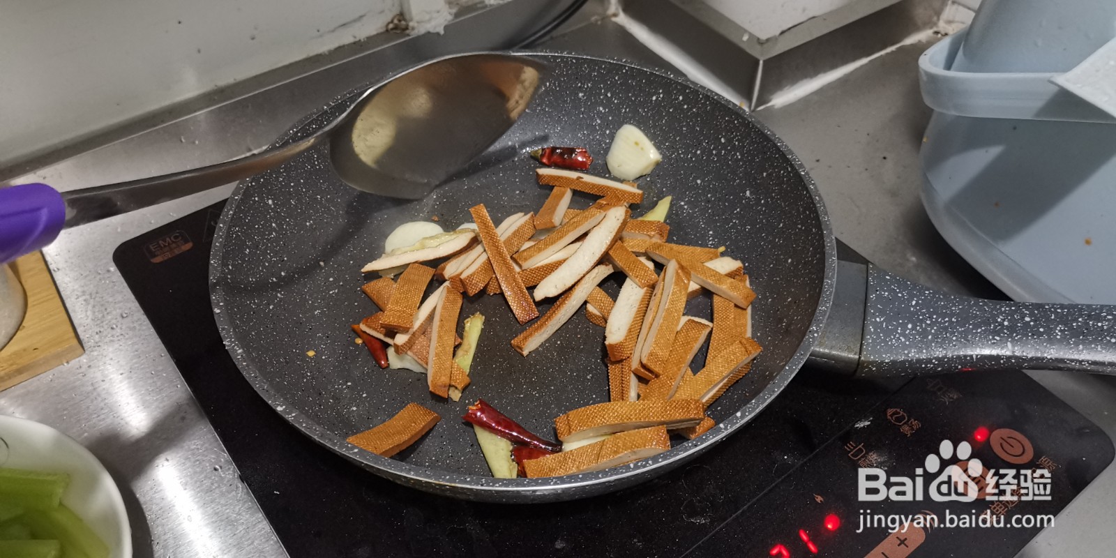 芹菜炒香干的做法