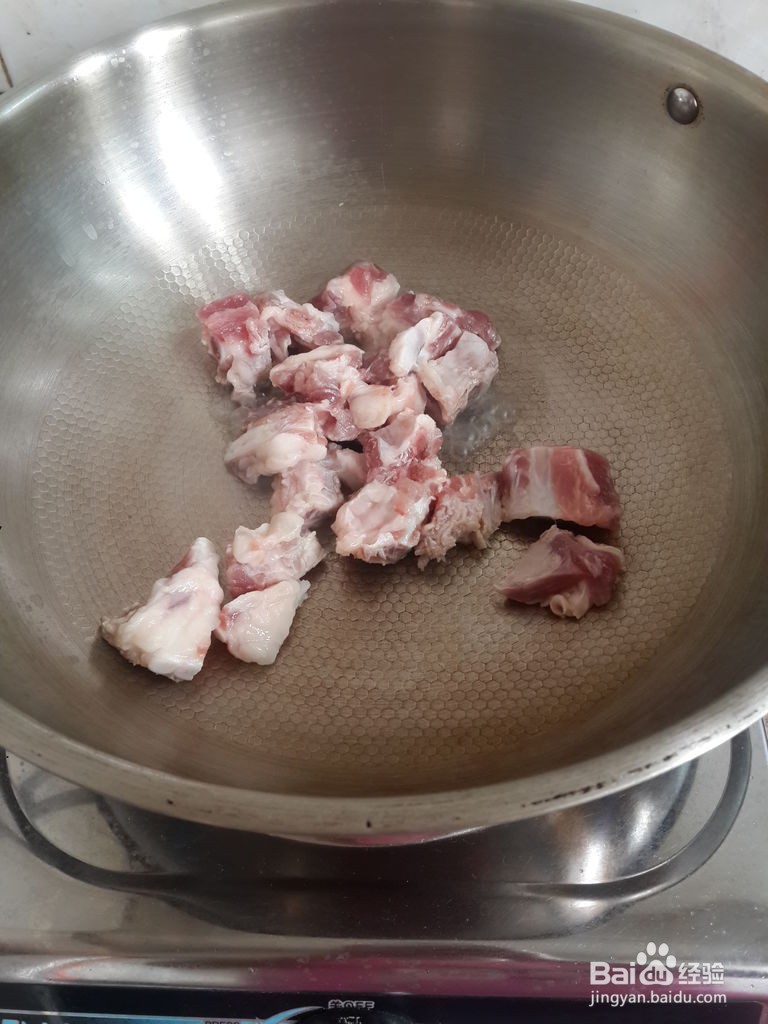 土豆焖排骨的做法