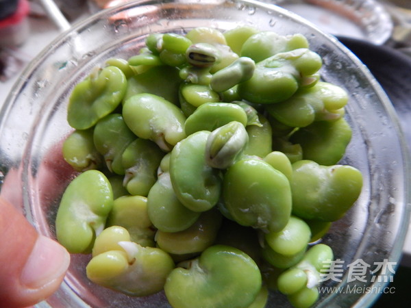 蚕豆炒鸡蛋的做法