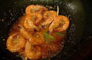 鲜美含汁油焖大虾的做法
