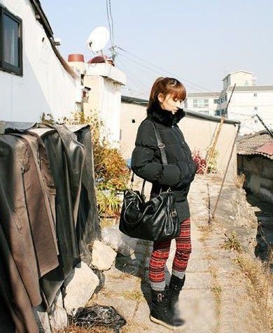 怎样搭配雪花图案打底裤？