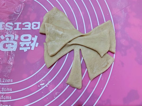 奶香浓郁蝴蝶结面包