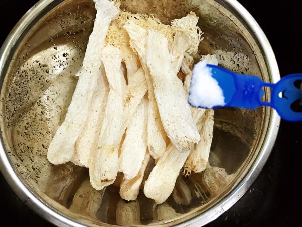 红枣桂圆乌鸡竹荪汤