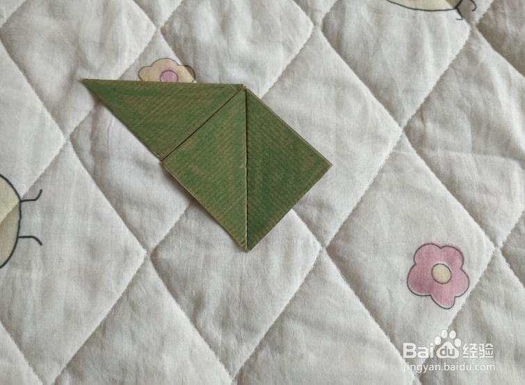 用九巧板怎么拼一个插花瓶呢