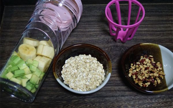 牛油果燕麦营养奶昔