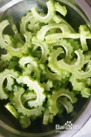 健康养生佳品苦瓜炒鲮鱼的做法