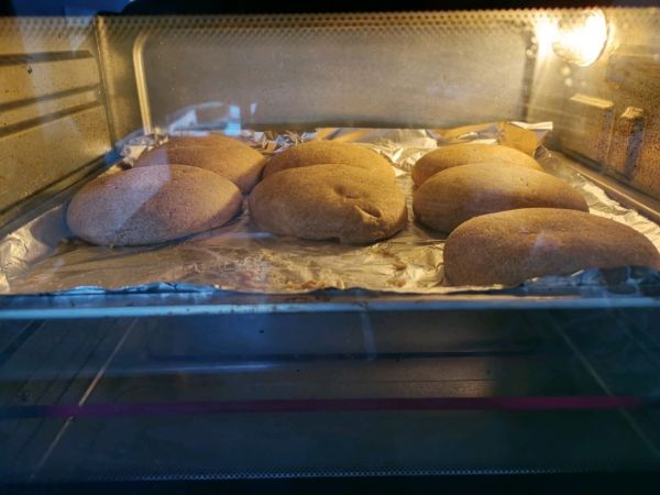 烤黑麦发面饼夹奥尔良鸡腿