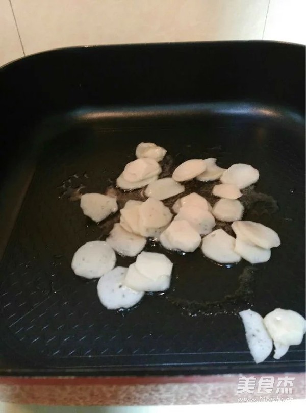 鱼蛋胡萝卜炒面