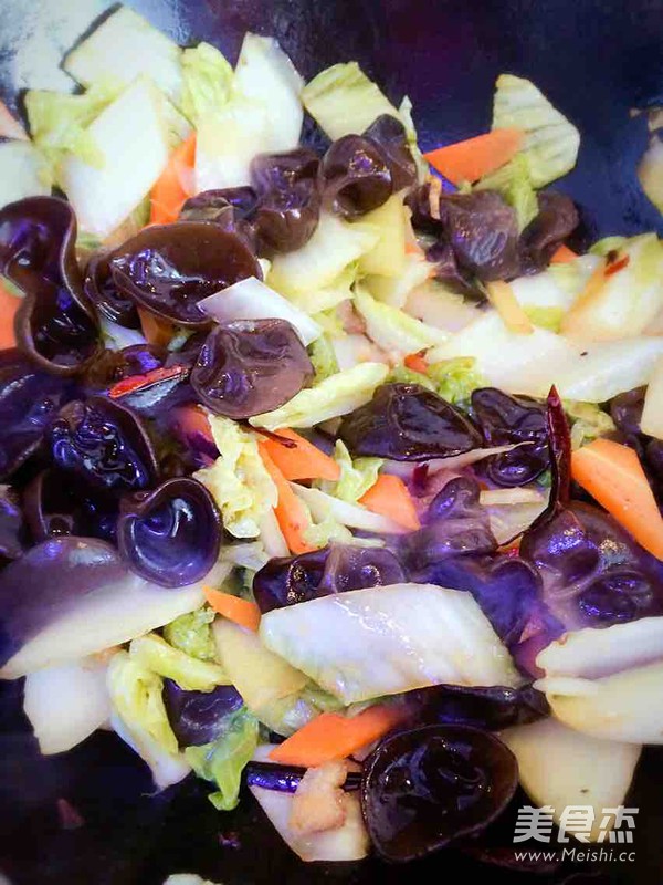 白菜炒木耳的做法