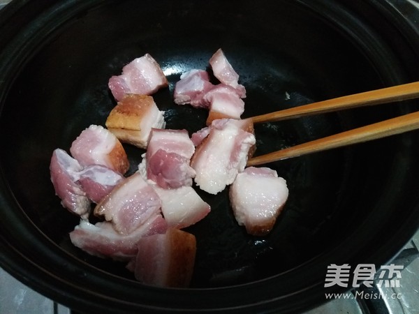 金蒜红烧肉的做法