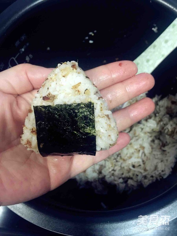 鲣鱼松饭团的做法