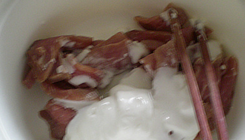 求锅包肉的家常做法视频。