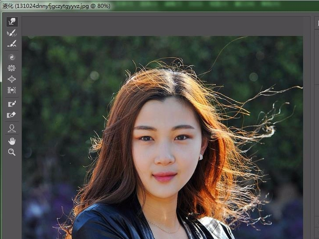 photoshop里如何使照片人物的脸变瘦变长