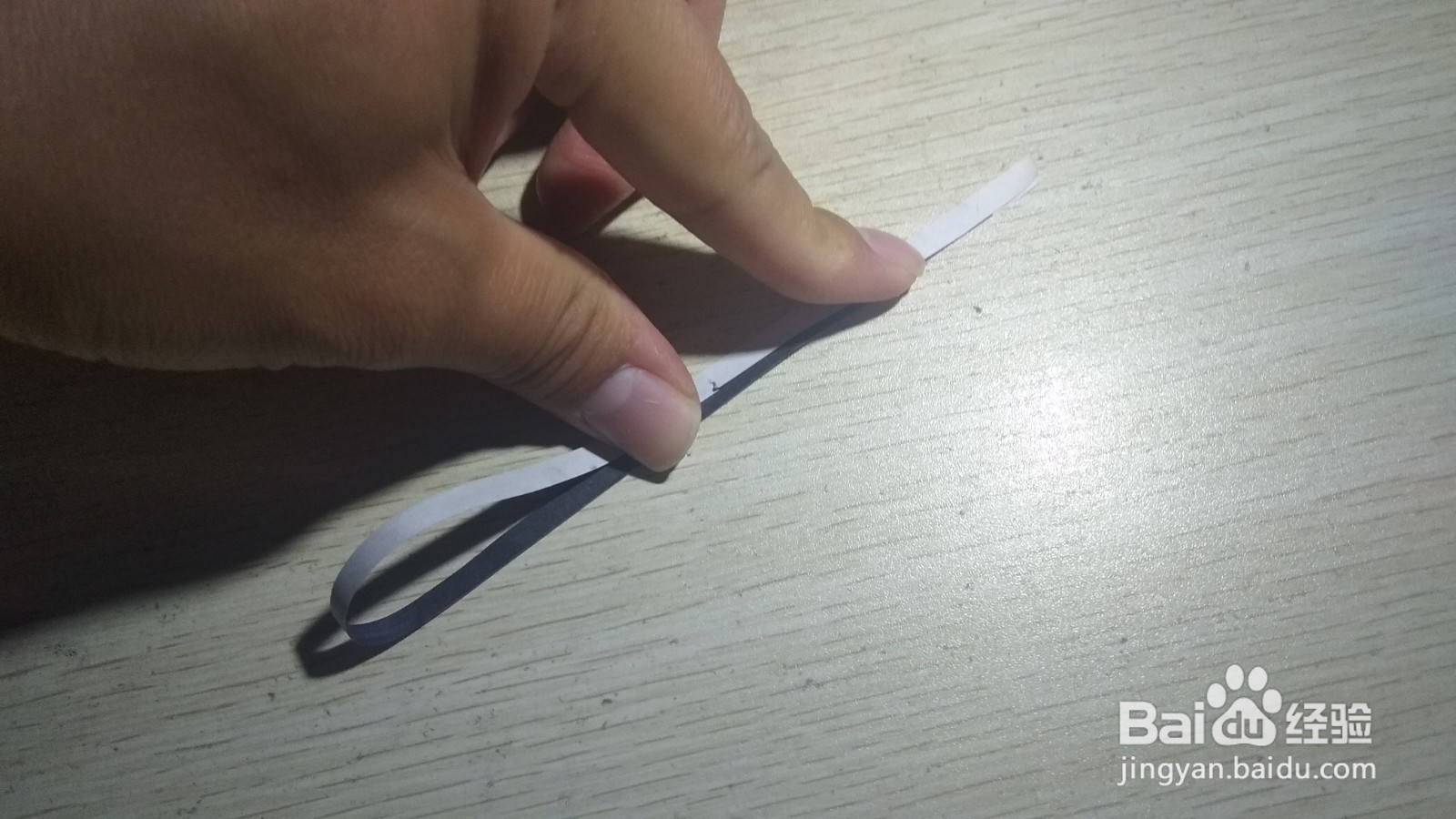 如何用细长的纸条做简易的手机支架