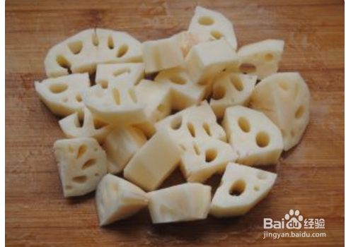 制作莲藕猪蹄汤