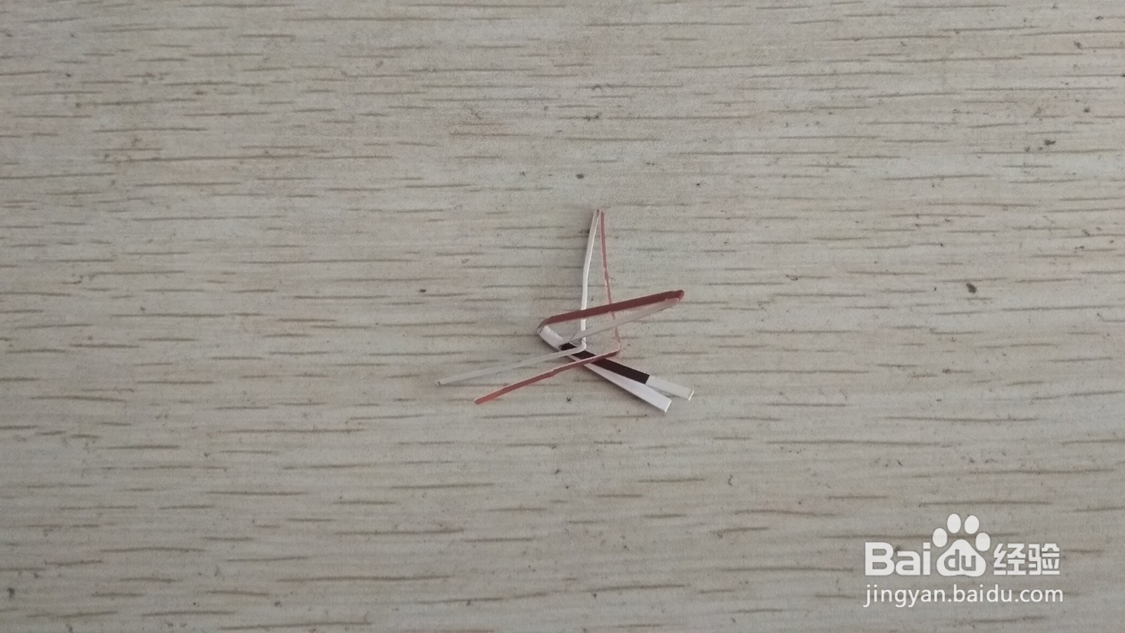 如何用两个细长长方形硬卡纸做简易的中性笔支架