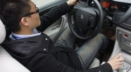 开车时，油不够了怎么办？