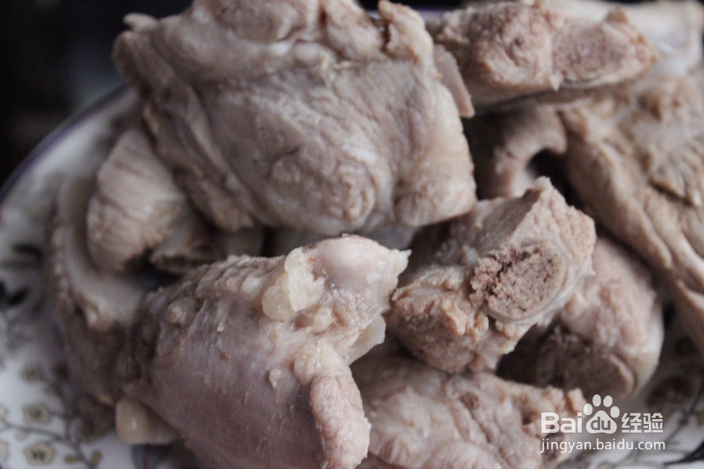 如何做玉米胡萝卜排骨汤？