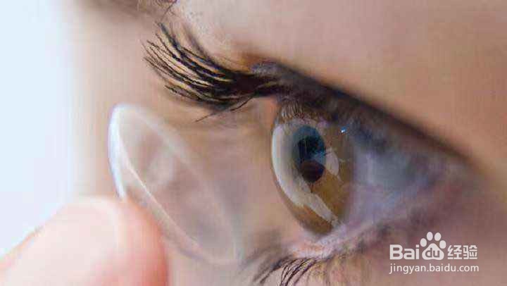 如何自己佩戴隐形眼镜