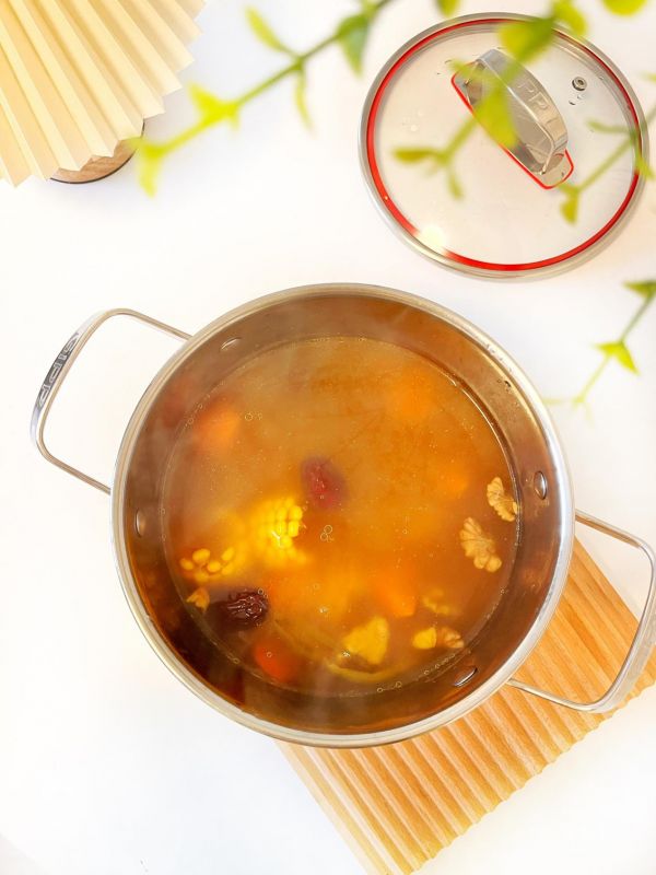 虫草鸡腿玉米汤