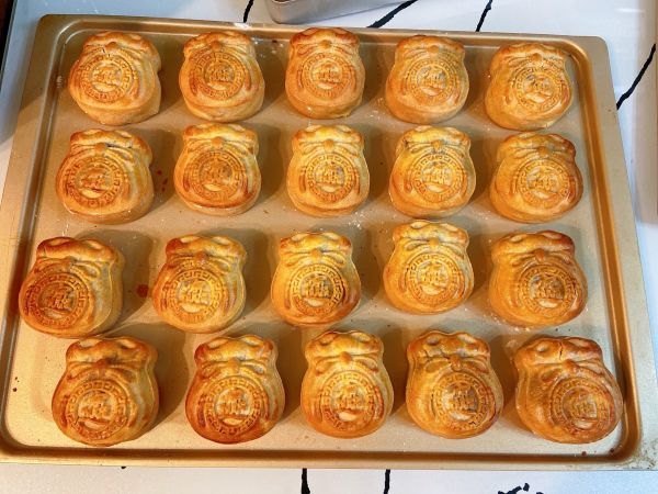 广式豆沙蛋黄月饼