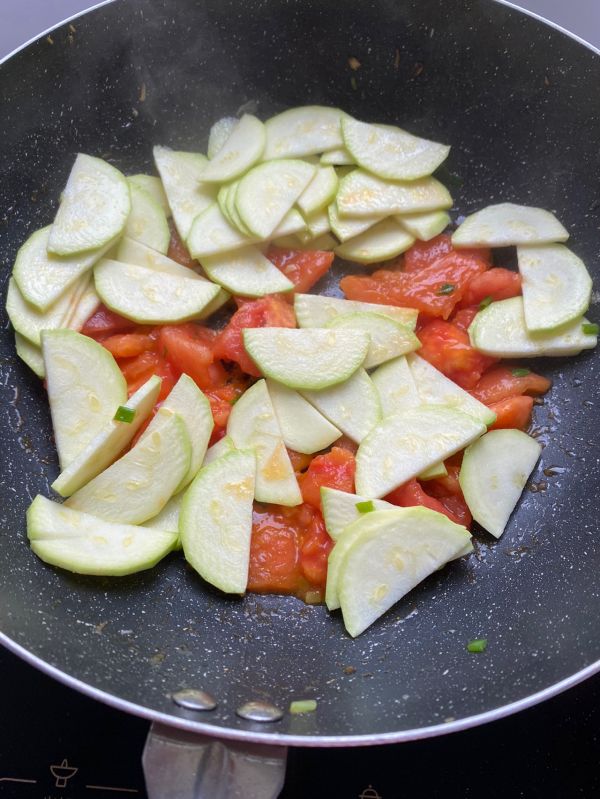 西红柿炒西葫芦