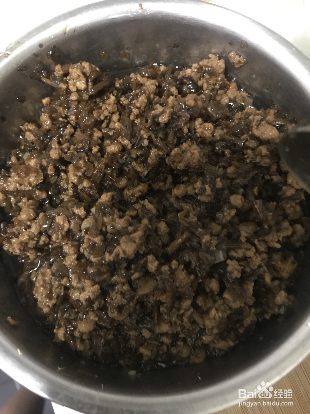 一个人做芽菜肉包